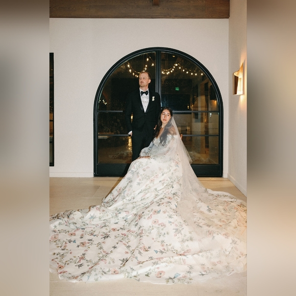 Monique Lhuillier Wedding Dress - Picture 12 of 16